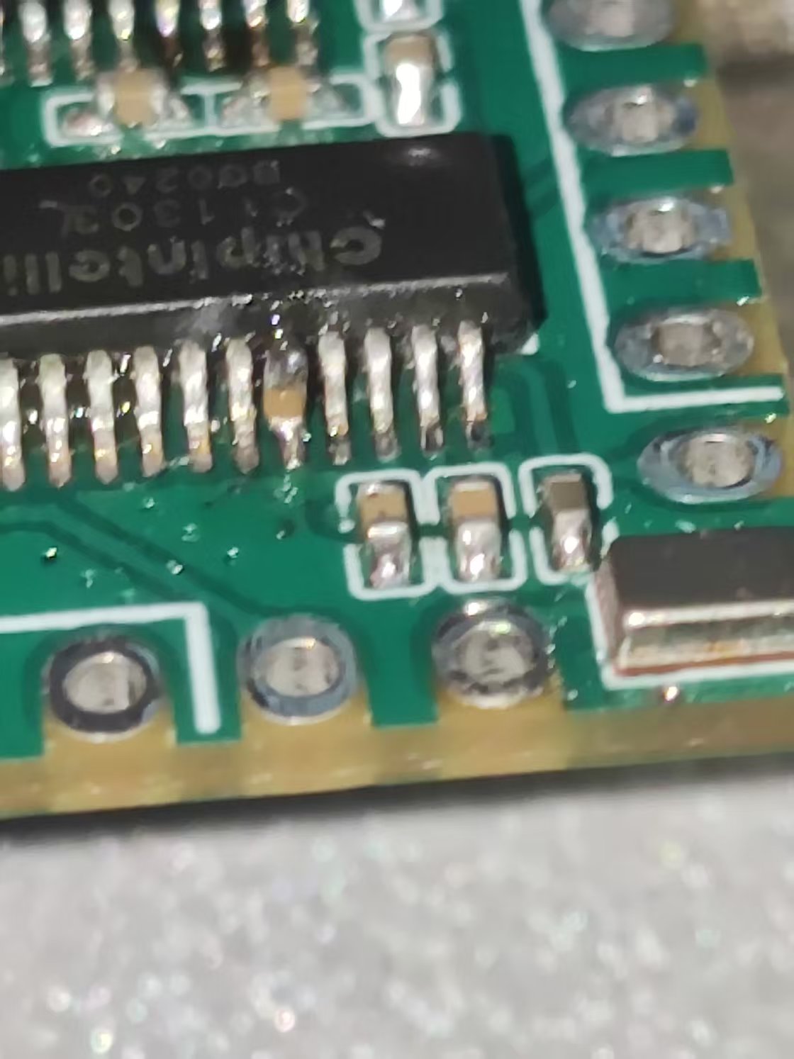 正确的MICNR电容接地